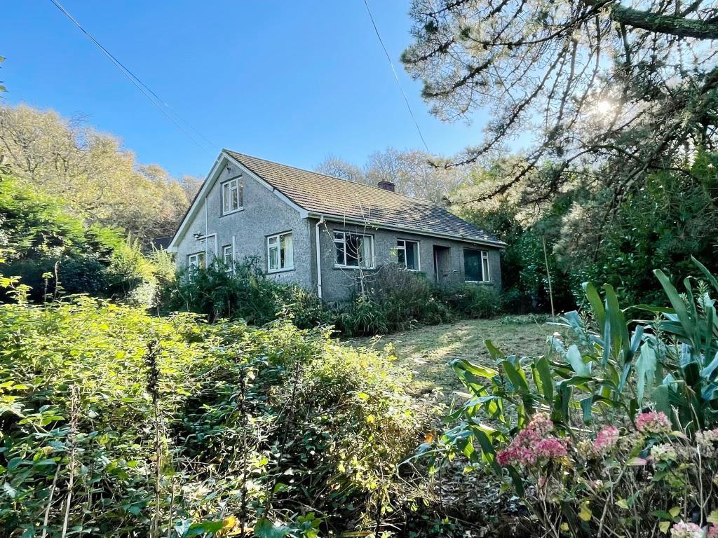 Lot: 89 - DETACHED DORMER BUNGALOW WITH GARDENS AND GARAGE FOR IMPROVEMENT -